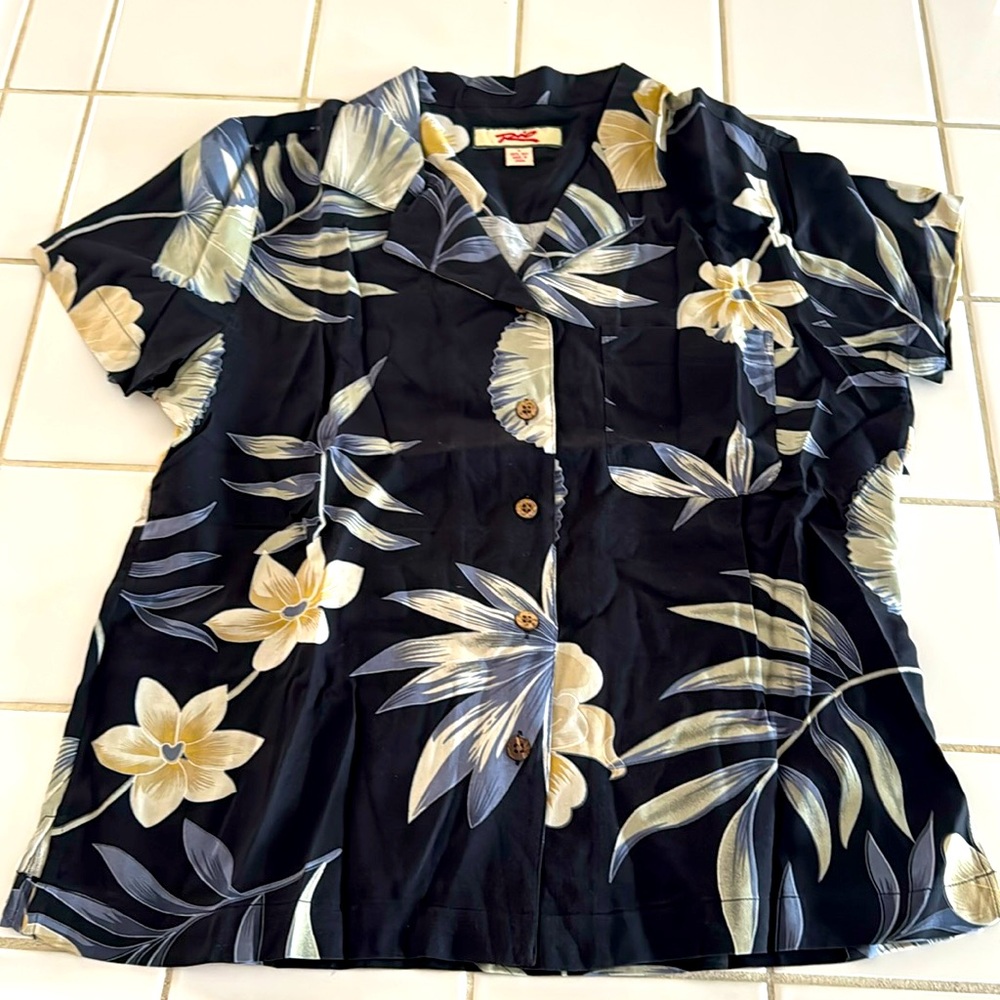 NIB 💯SILK RIO short sleeve button down Top Quantity 3 size Medium